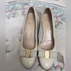 Vintage Salvatore Ferragamo Vara cream bow leather pumps 8
